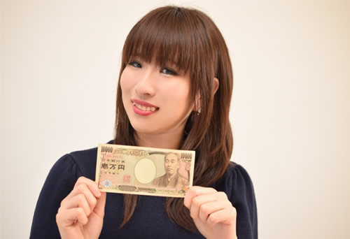 １万円を持つ女性