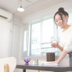 カフェで働く女性