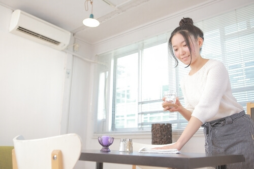 カフェで働く女性