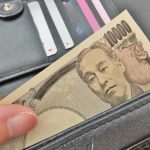 財布から１万円を取り出す