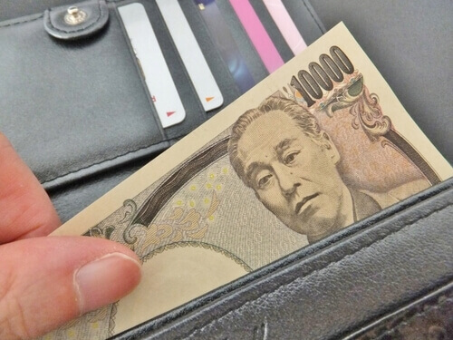 財布から１万円を取り出す