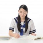 勉強する女子学生