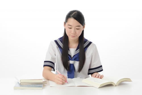 勉強する女子学生