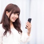 スマホをみる女性