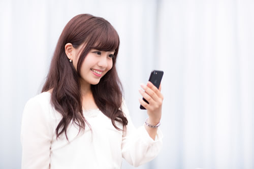 スマホをみる女性